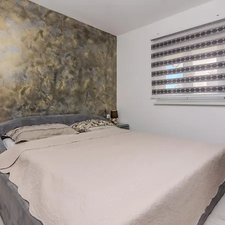 Apartamento Lucica 1 By Interhome